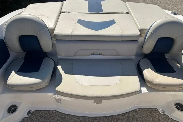 Slide: The Image of 2015 Chaparral 21 SSi Ski & Fish boat seating area with cushioned seats. - 17
