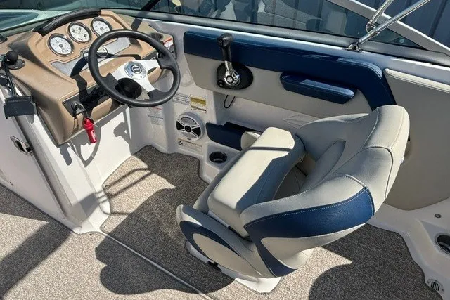 Slide: The Image of 2015 Chaparral 21 SSi Ski & Fish boat interior with steering wheel and captain's chair. - 11