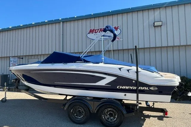 Slide: The Image of 2015 Chaparral 21 SSi Ski & Fish boat on trailer, parked outside a building. - 27