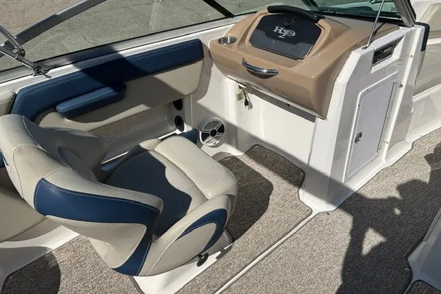 Slide: The Image of Interior of 2015 Chaparral 21 SSi Ski & Fish boat with seating and dashboard. - 23