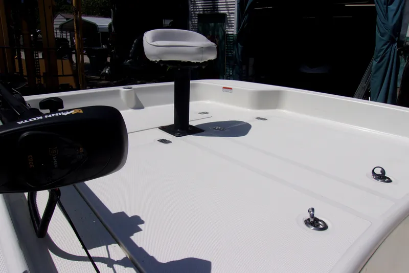 Slide: The Image of 2019 Mako Pro Skiff 17 CC boat deck with seat and trolling motor. - 9