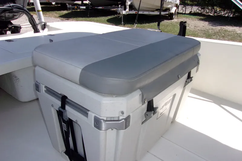 Slide: The Image of 2019 Mako Pro Skiff 17 CC boat with cushioned cooler seat. - 6