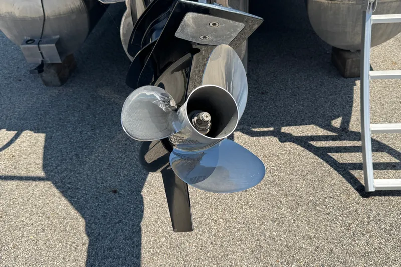 Slide: The Image of Propeller of 2023 Bennington 23 LX STERN RADIUS pontoon boat on display. - 31