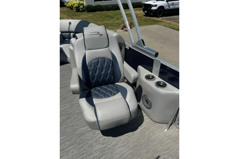 Slide: The Image of Luxury seating on 2023 Bennington 23 LX STERN RADIUS pontoon boat. - 10
