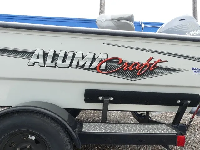 Slide: The Image of Side view of a 2018 Alumacraft 175 PROWLER boat on a trailer. - 9