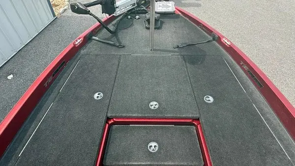 Slide: The Image of The image shows the deck of a 2007 Ranger 519 VX boat with gray carpeting. - 10