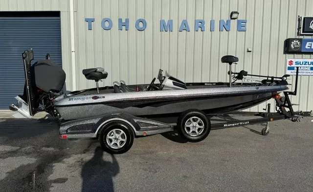 The Image of A 2015 Ranger Z118 Comanche boat on a trailer in front of a building labeled "TOHO MARINE." - 1
