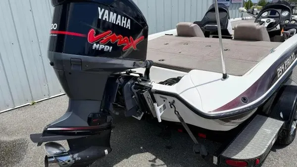 Slide: The Image of A 2006 Stratos 294 Pro XL with a Yamaha Vmax HPDI outboard motor. - 4