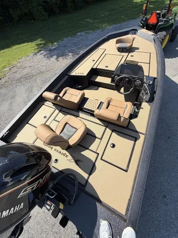 Slide: The Image of The image shows a 2026 Xpress Hyper-Lift Bass H18 boat with beige seats and a Yamaha engine. - 5