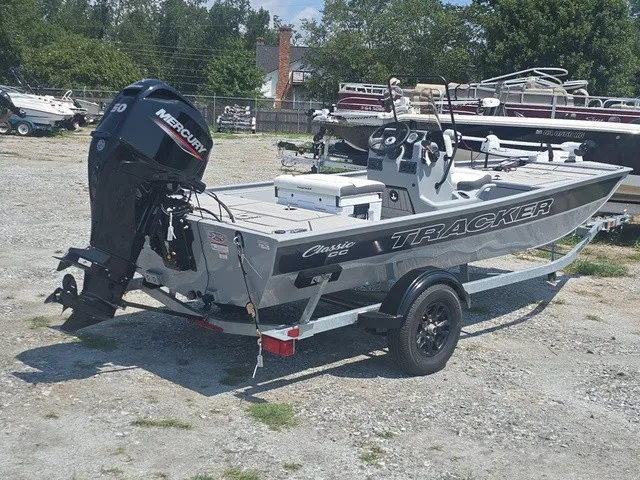 Slide: The Image of Tracker Bass Tracker Classic CC 2026 - 18