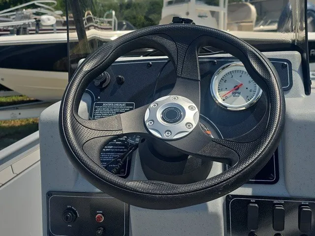 Slide: The Image of Tracker Bass Tracker Classic CC 2026 - 15
