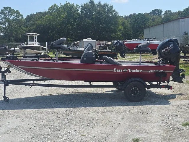 Slide: The Image of Tracker Bass Tracker Classic XL 2026 - 14
