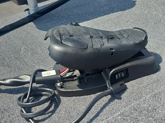 Slide: The Image of Tracker Bass Tracker Classic XL 2026 - 21