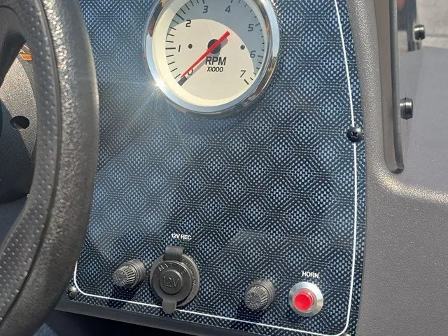 Slide: The Image of Tracker Bass Tracker Classic XL 2026 - 25