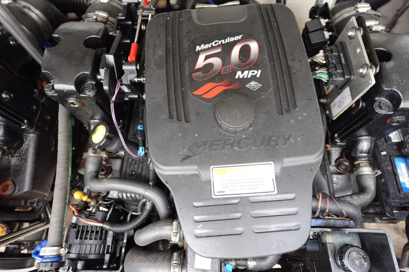 Slide: The Image of MerCruiser 5.0 MPI engine in a 2005 Formula 280 Sun Sport boat. - 73