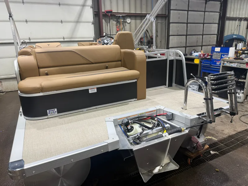 Slide: The Image of A Tahoe Sport 1980 Cruise with a Honda 4-Stroke EFI, featuring a rear bench seat. - 39