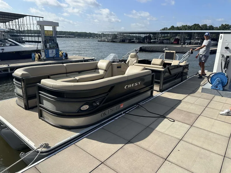 The Image of 2017 Crest Classic 250SL CP3 pontoon boat at the dock. - 1