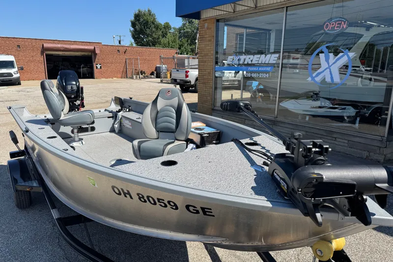Slide: The Image of 2020 Alumacraft Summit 165 boat parked outside a marine shop. - 7