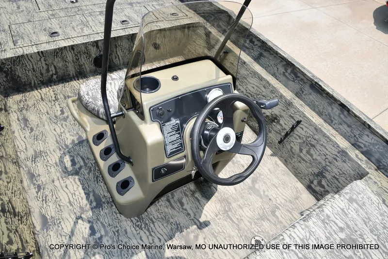 Slide: The Image of Tracker Grizzly 2072 CC 2027 - 35