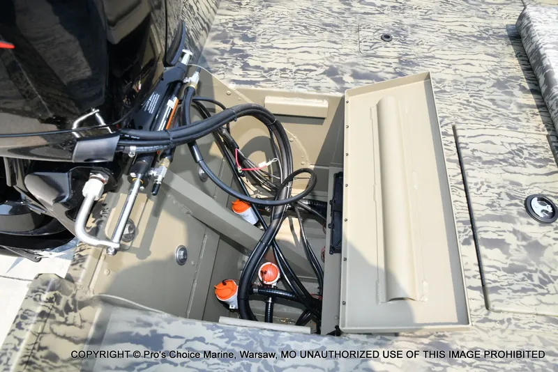 Slide: The Image of Tracker Grizzly 2072 CC 2027 - 50