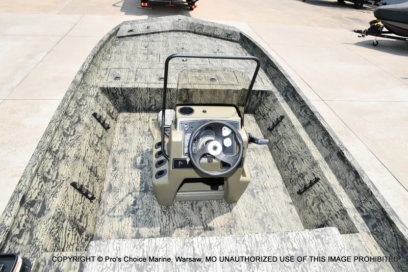 Slide: The Image of Tracker Grizzly 2072 CC 2027 - 33