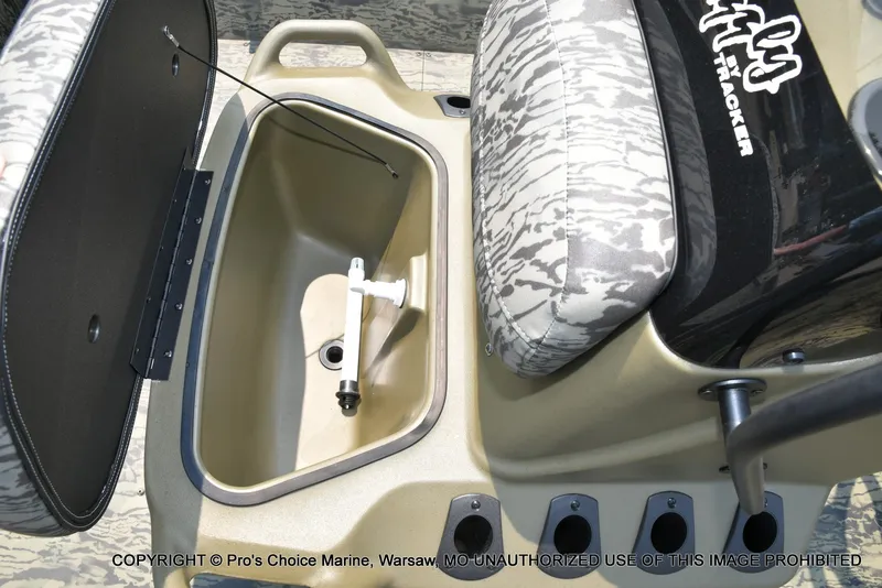 Slide: The Image of Tracker Grizzly 2072 CC 2027 - 21