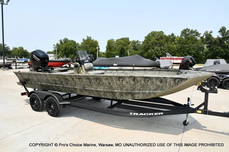 Slide: The Image of Tracker Grizzly 2072 CC 2027 - 52