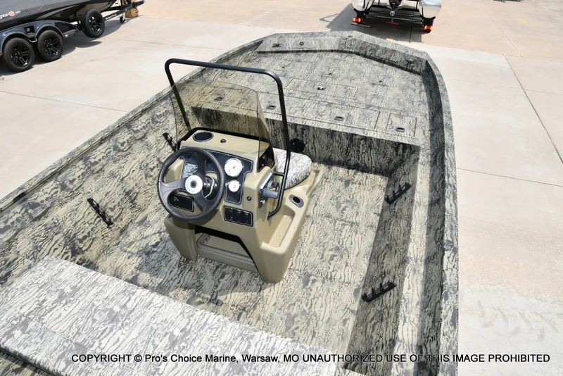 Slide: The Image of Tracker Grizzly 2072 CC 2027 - 34