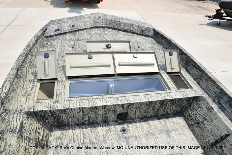 Slide: The Image of Tracker Grizzly 2072 CC 2027 - 22
