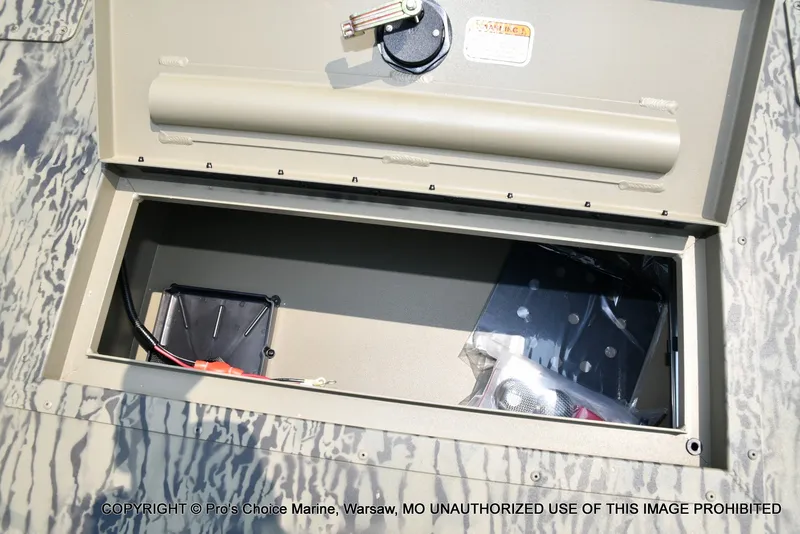 Slide: The Image of Tracker Grizzly 2072 CC 2027 - 46