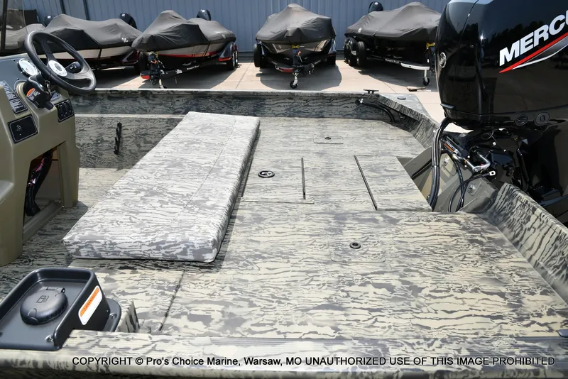Slide: The Image of Tracker Grizzly 2072 CC 2027 - 32