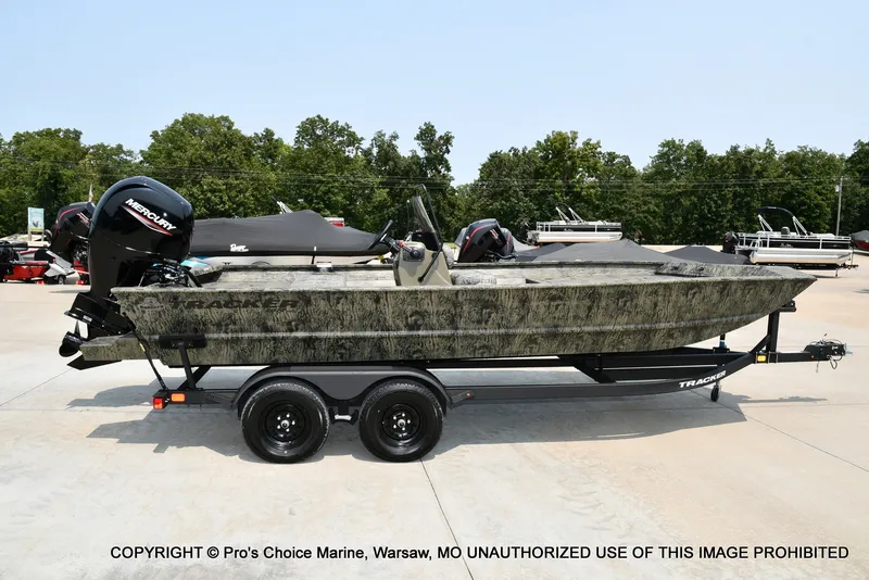 Slide: The Image of Tracker Grizzly 2072 CC 2027 - 25