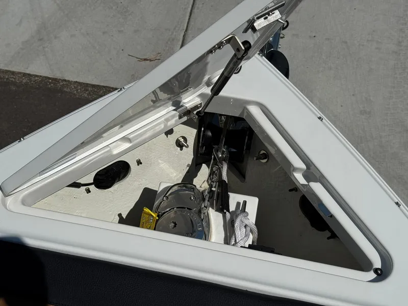 Slide: The Image of Cobalt R8 Surf 2022 - 17
