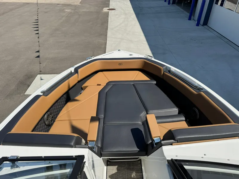 Slide: The Image of Cobalt R8 Surf 2022 - 15