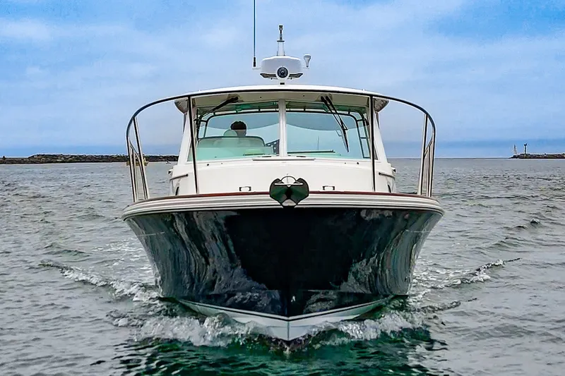 Slide: The Image of 2020 Hunt Yachts Surfhunter 32 cruising on open water, front view. - 15