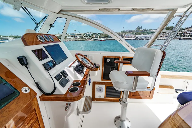 Slide: The Image of Helm of 2020 Hunt Yachts Surfhunter 32 with modern controls and luxurious seating. - 34