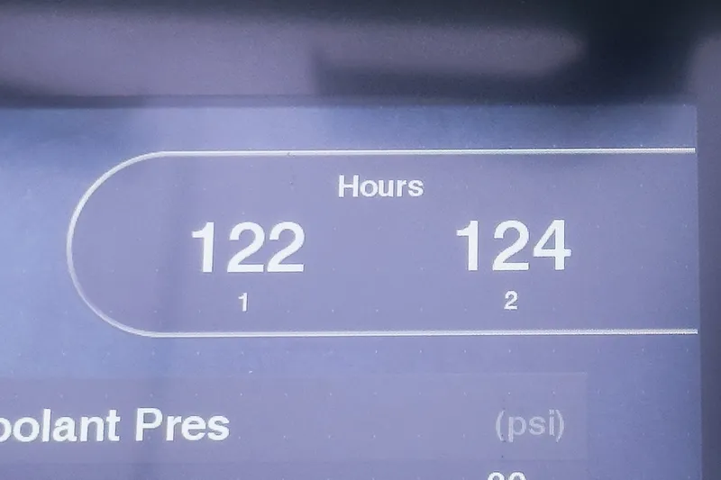 Slide: The Image of Display showing engine hours: 122 and 124, Hunt Yachts Surfhunter 32, 2020 model. - 60