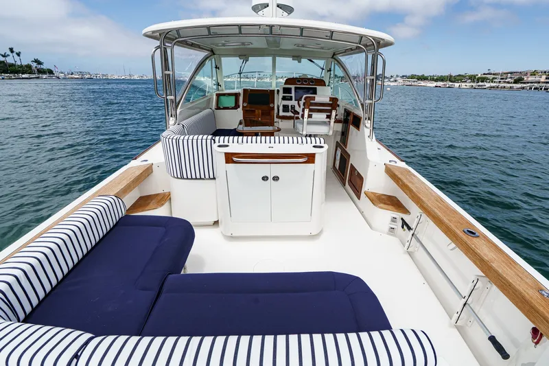 Slide: The Image of 2020 Hunt Yachts Surfhunter 32 with elegant seating, cruising on calm waters. - 23
