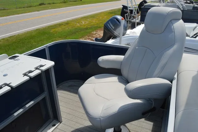 Slide: The Image of Bentley Pontoons Bentley 243 Fish N Cruise (3/4 Tube) 2021 - 16