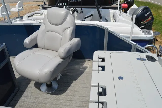 Slide: The Image of Bentley Pontoons Bentley 243 Fish N Cruise (3/4 Tube) 2021 - 14