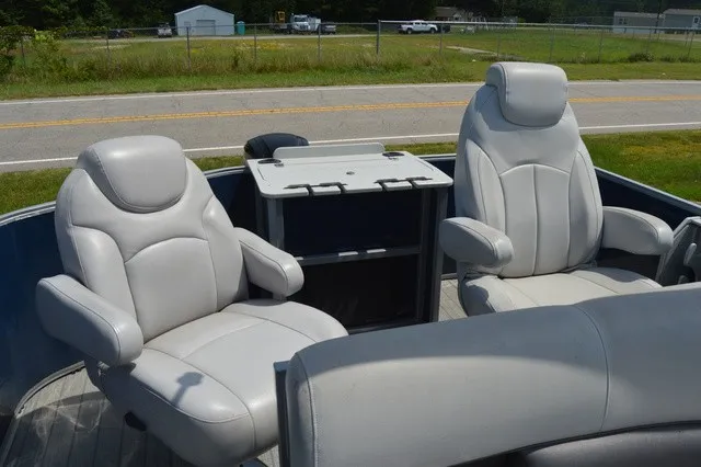 Slide: The Image of Bentley Pontoons Bentley 243 Fish N Cruise (3/4 Tube) 2021 - 11