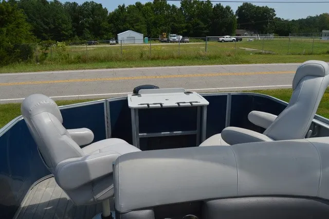 Slide: The Image of Bentley Pontoons Bentley 243 Fish N Cruise (3/4 Tube) 2021 - 15
