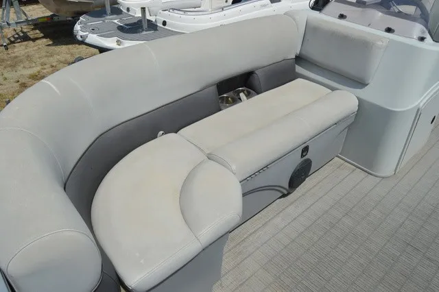 Slide: The Image of Bentley Pontoons Bentley 243 Fish N Cruise (3/4 Tube) 2021 - 5