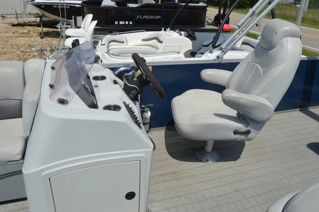 Slide: The Image of Bentley Pontoons Bentley 243 Fish N Cruise (3/4 Tube) 2021 - 8