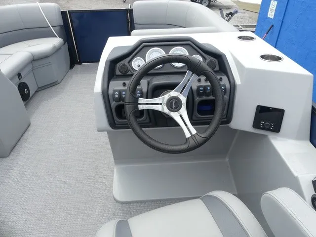Slide: The Image of Bentley Pontoons Legacy 200 Navigator 2025 - 21