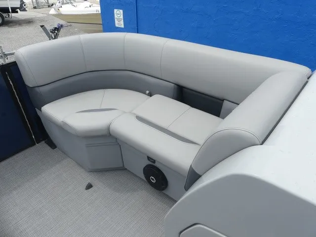 Slide: The Image of Bentley Pontoons Legacy 200 Navigator 2025 - 17