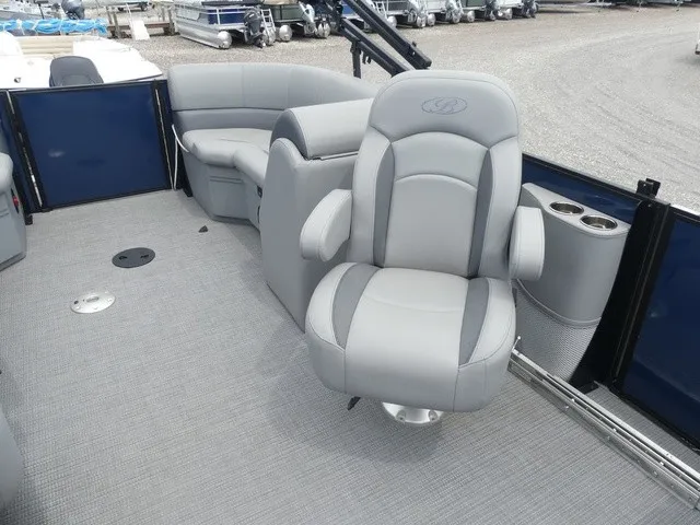 Slide: The Image of Bentley Pontoons Legacy 200 Navigator 2025 - 19