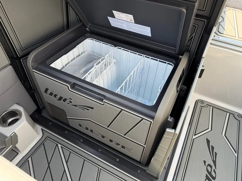 Slide: The Image of Tigé Ultré 23ZX 2027 - 19