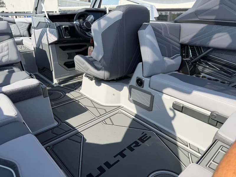 Slide: The Image of Tigé Ultré 23ZX 2027 - 15