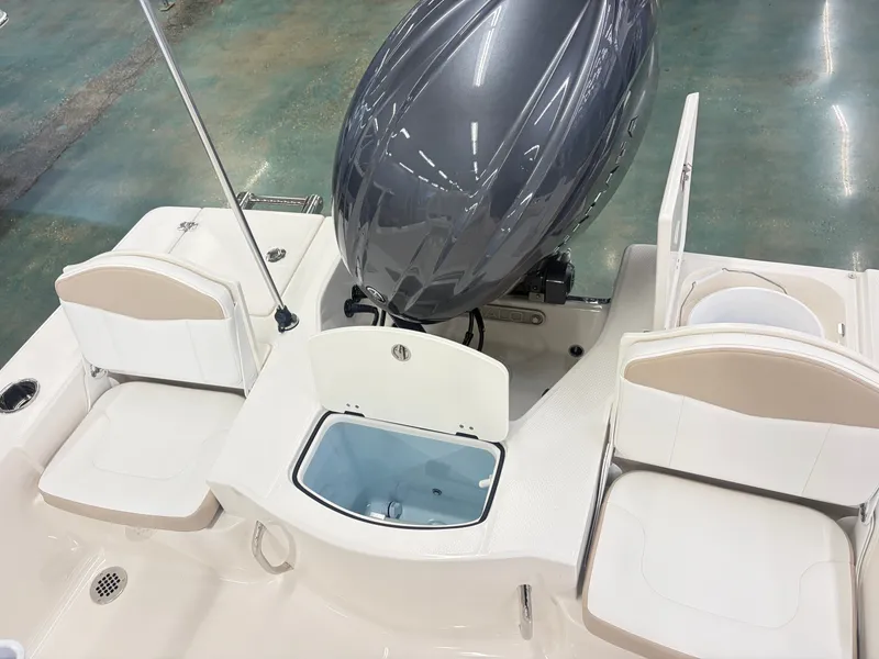 Slide: The Image of Robalo R206 PRO 2027 - 8